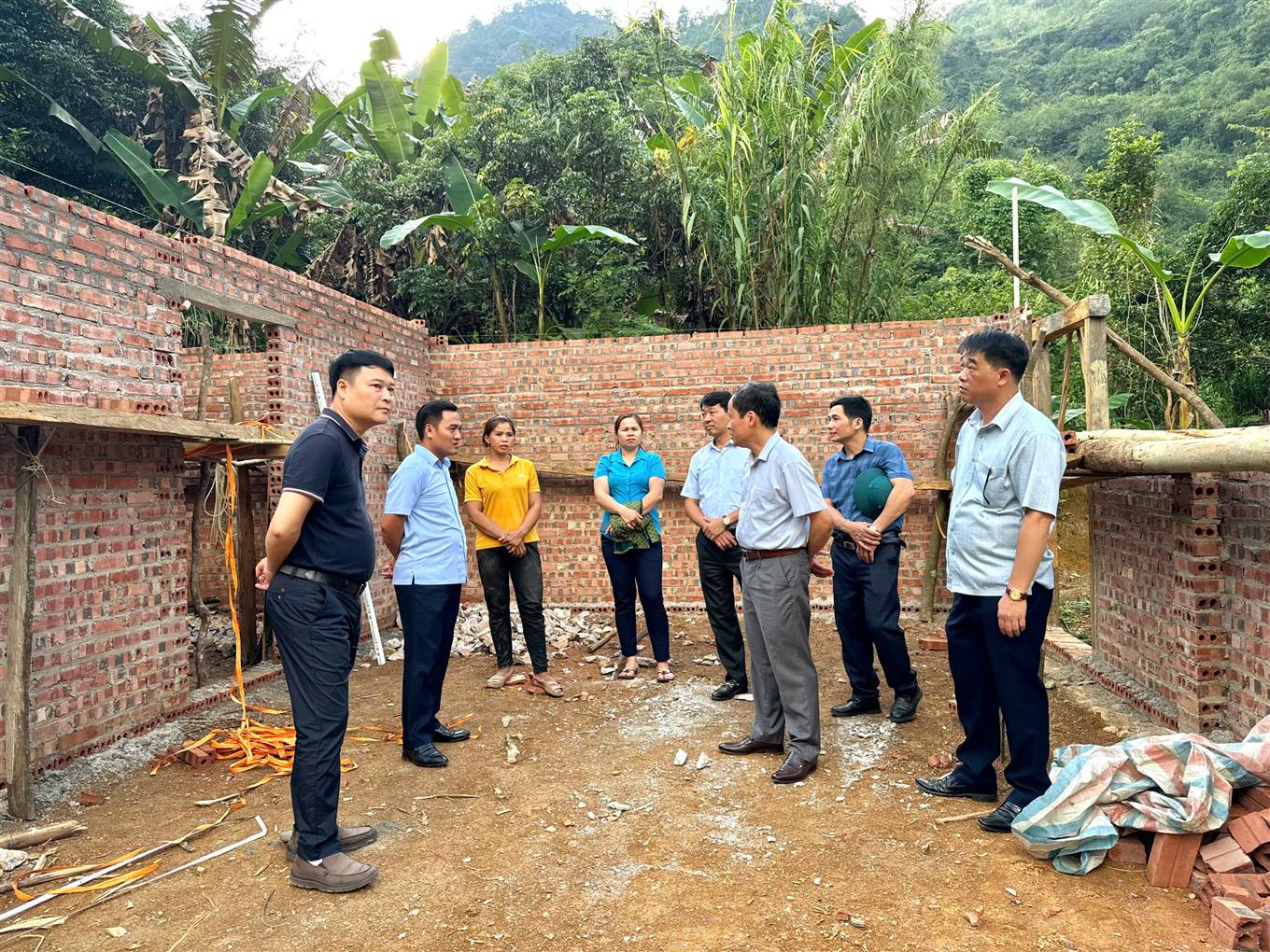 Đoàn công tác của tỉnh kiểm tra thực tế công tác xóa nhà tạm, nhà dột nát tại xóm Bản Cải, xã Nguyễn Huệ (Hòa An).