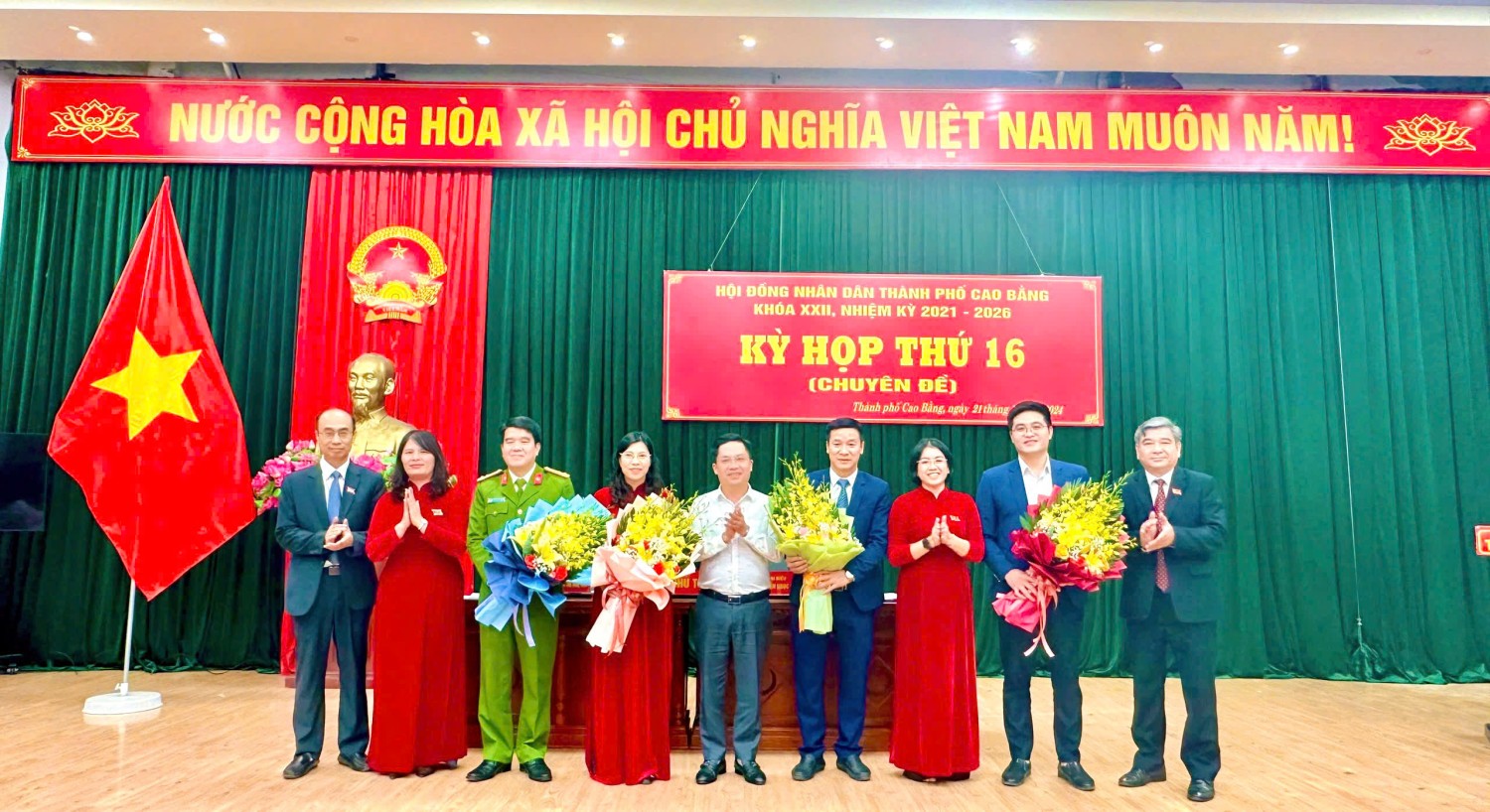 Lãnh đạo UBND thành phố tặng hoa chúc mừng các đồng chí được bầu giữ chức vụ HĐND, UBND thành phố Cao Bằng