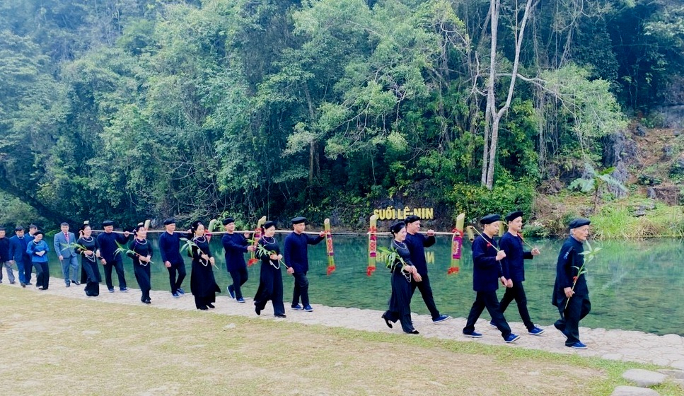 Nghi thức dâng hương, dâng nước tại Đền thờ Chủ tịch Hồ Chí Minh.