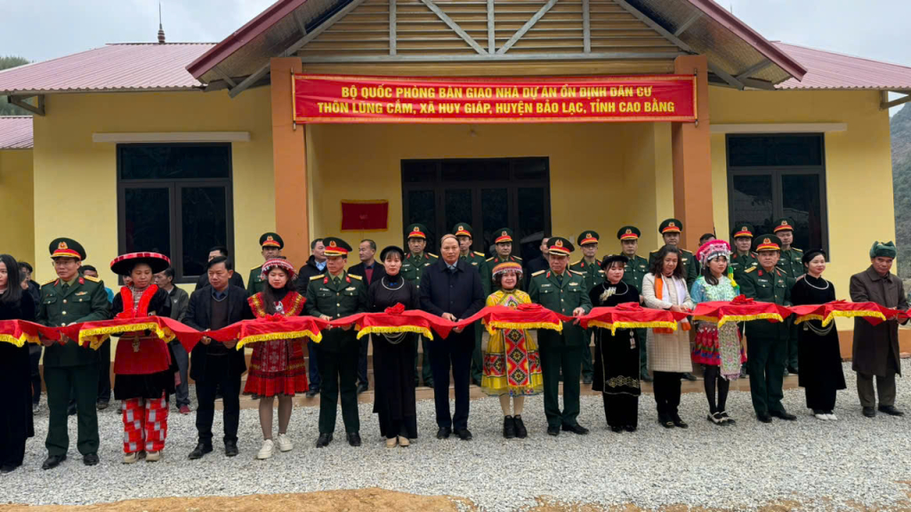Lãnh đạo Bộ Quốc phòng và UBND tỉnh cắt băng khánh thành khu tái định cư Lũng Cắm.