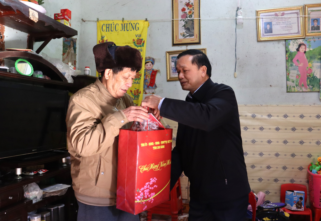 hó Bí thư Thường trực Tỉnh ủy Triệu Đình Lê tặng quà thương binh Nguyễn Xuân Trường,Tổ dân phố Hòa Bình, thị trấn Quảng Uyên.