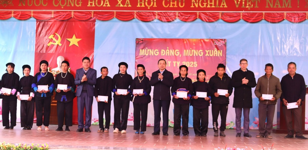 1Phó Bí thư Thường trực Tỉnh ủy Triệu Đình Lê và lãnh đạo Huyện ủy Quảng Hòa tặng quà Tết nhân dân xóm Lũng Luông, xã Hạnh Phúc.