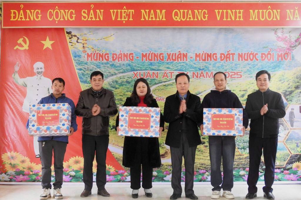 ồng chí Nông Thanh Tùng, Uỷ viên BTV Tỉnh uỷ, Phó Chủ tịch HĐND tỉnh trao quà của Tỉnh ủy, HĐND, UBND, Ủy ban MTTQ tỉnh tặng UBND xã Đại Tiến, tập thể xóm Ca Rài, trường THCS Đức Xuân.