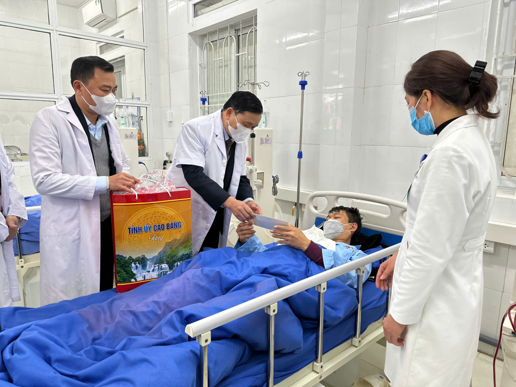 Phó Bí thư Thường trực Tỉnh ủy, Chủ tịch HĐND tỉnh Triệu Đình Lê tặng quà bệnh nhân đang điều trị tại đơn vị thận nhân tạo.