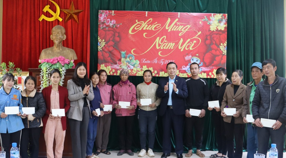 Phó Bí thư Thường trực Tỉnh ủy Triệu Đình Lê tặng quà hộ nghèo, hộ hoàn cảnh khó khăn trên địa bàn xã Ngọc Đào.