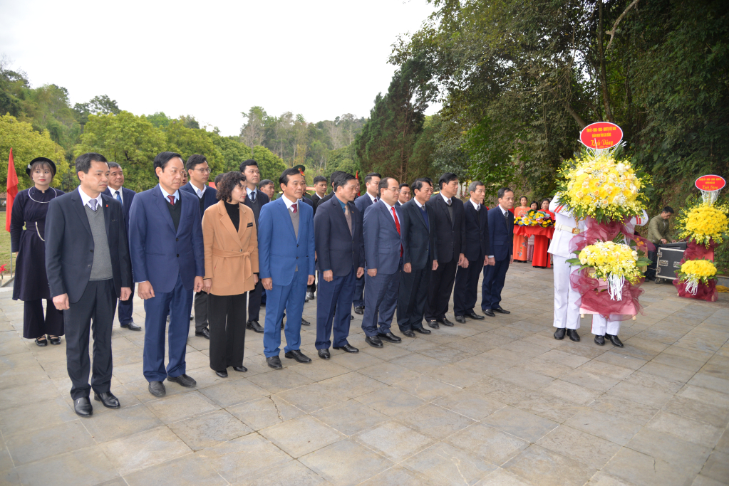 Đoàn đại biểu tỉnh dâng hoa tại Khu di tích lịch sử Nặm Lìn, xóm Hào Lịch, xã Hoàng Tung.