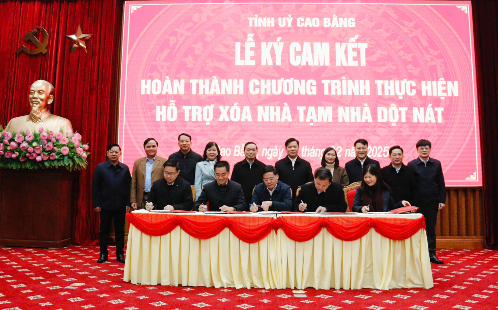 Lãnh đạo các huyện, Thành phố ký cam kết hoàn thành Chương trình hỗ trợ xóa nhà tạm, nhà dột nát trước thềm Đại hội Đảng bộ tỉnh lần thứ XX, nhiệm kỳ 2025 - 2030.