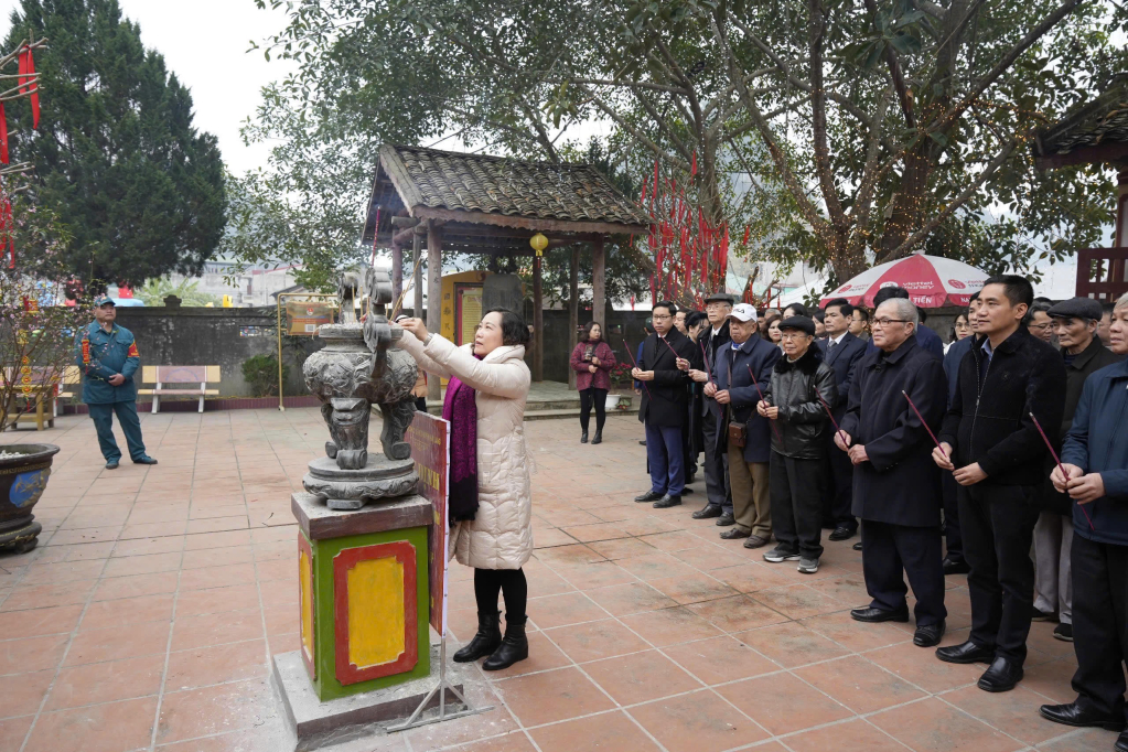 Các đại biểu dâng hương tại chùa Sùng Phúc (Hạ Lang).