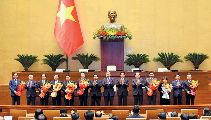 Tổng Bí thư Tô Lâm, Chủ tịch nước Lương Cường, Thủ tướng Chính phủ Phạm Minh Chính, Chủ tịch Quốc hội Trần Thanh Mẫn tặng hoa chúc mừng 2 tân Phó Chủ tịch Quốc hội cùng các Ủy viên Ủy ban Thường vụ Quốc hội. Ảnh: Lâm Hiển