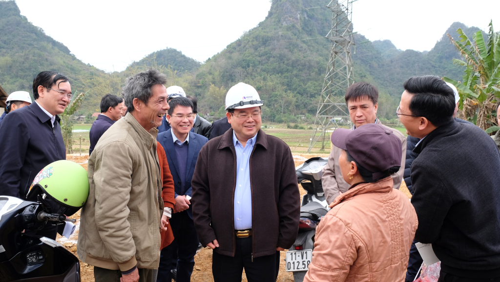 Bí thư Tỉnh uỷ, Trưởng đoàn ĐBQH tỉnh Quản Minh Cường và đoàn công tác thăm, động viên các hộ gia đình trong diện phải di dời nhà ở tại xóm Nà Ngài, xã Lê Lai.