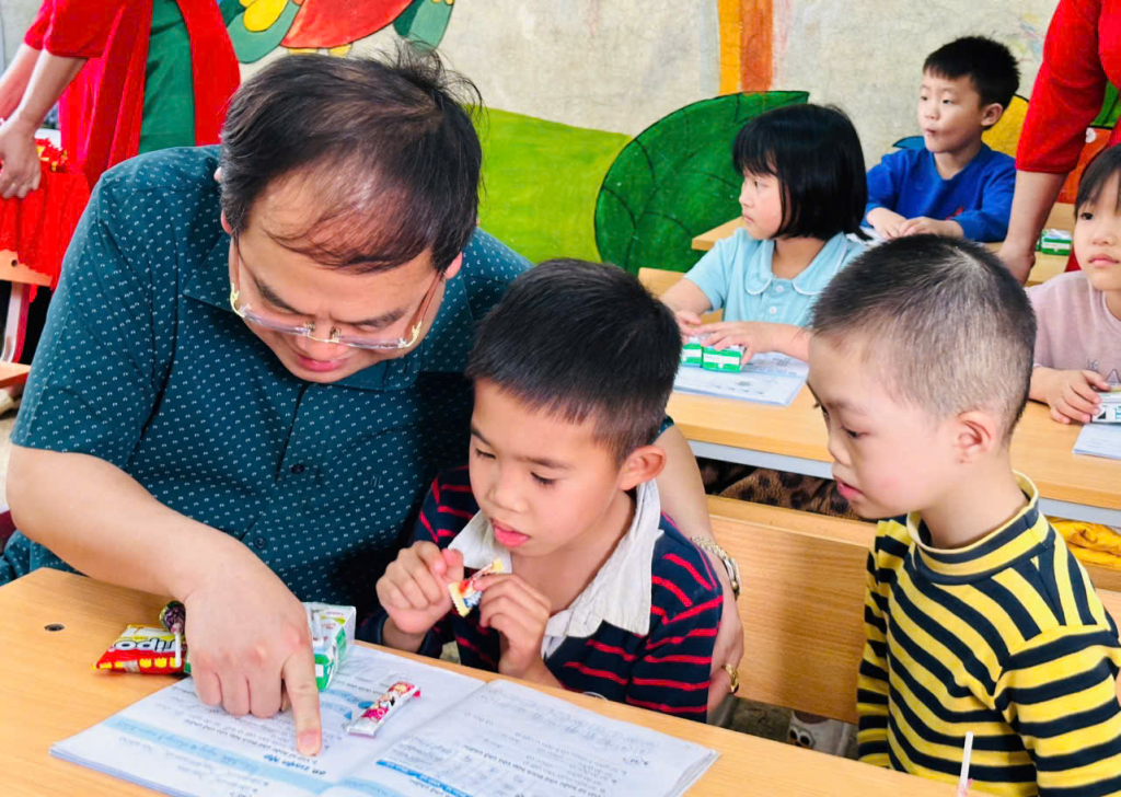 Bí thư Tỉnh ủy, Trưởng đoàn ĐBQH Quản Minh Cường cùng các em học sinh tại Cơ sở giáo dục hòa nhập trẻ khuyết tật.