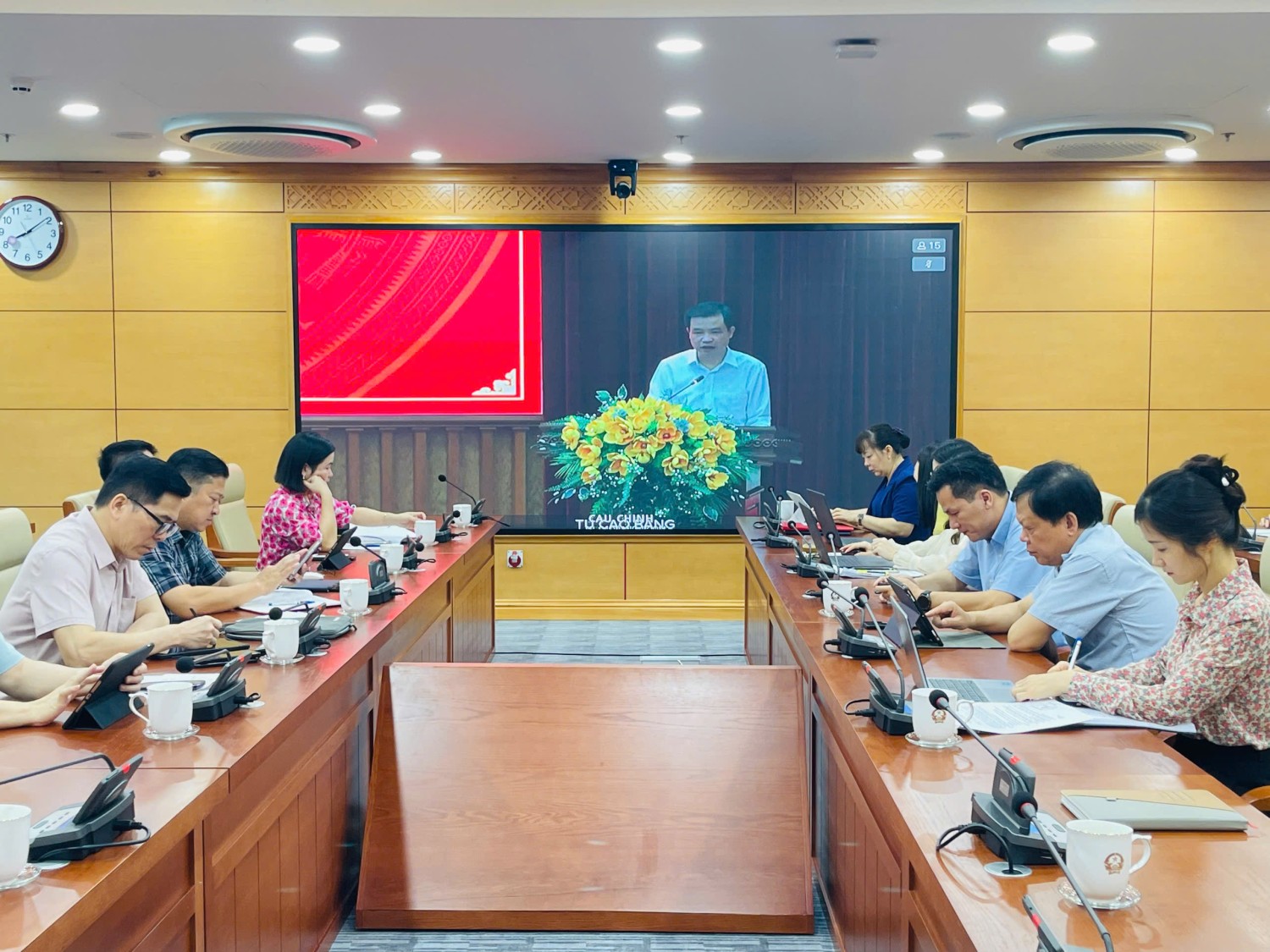 Các đại biểu dự hội nghị tiếp sóng tại điểm cầu Đảng bộ HĐND tỉnh