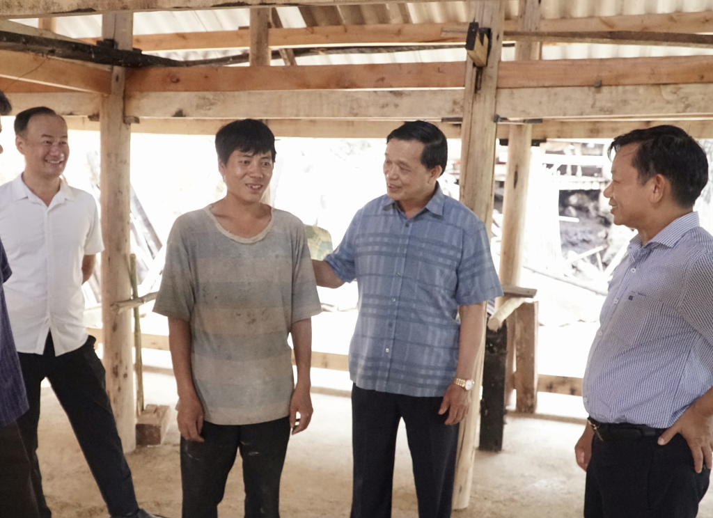 Phó Bí thư Thường trực Tỉnh ủy Triệu Đình Lê thăm hỏi, động viên các gia đình được hỗ trợ xóa nhà tạm, nhà dột nát tại xã Phan Thanh.