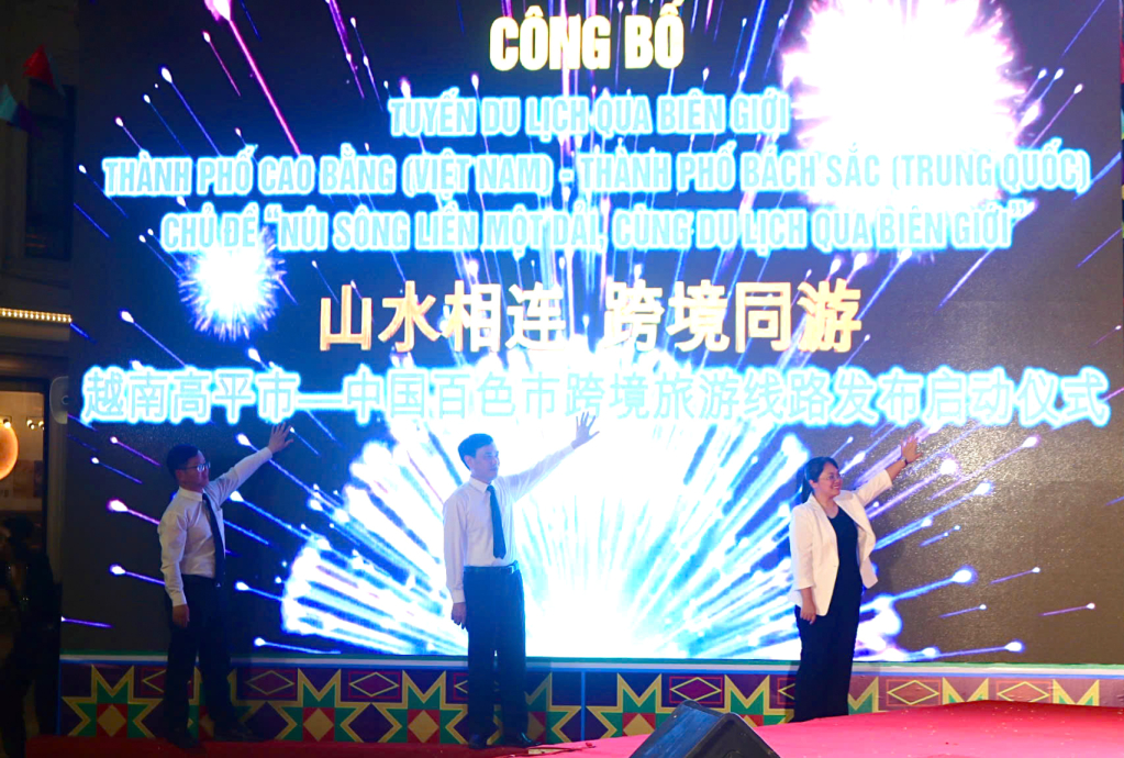 Các đại biểu nhấn nút công bố khai thông tuyến du lịch.