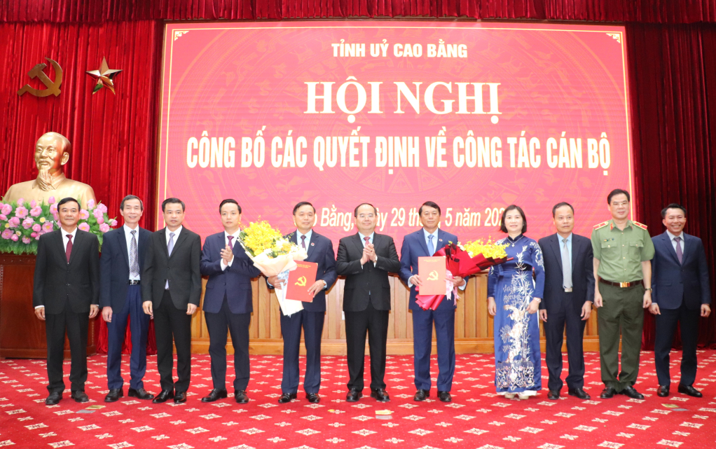 Các đồng chí Ban Thường vụ Tỉnh ủy chúc mừng các đồng chí nhận quyết định nghỉ hưu.
