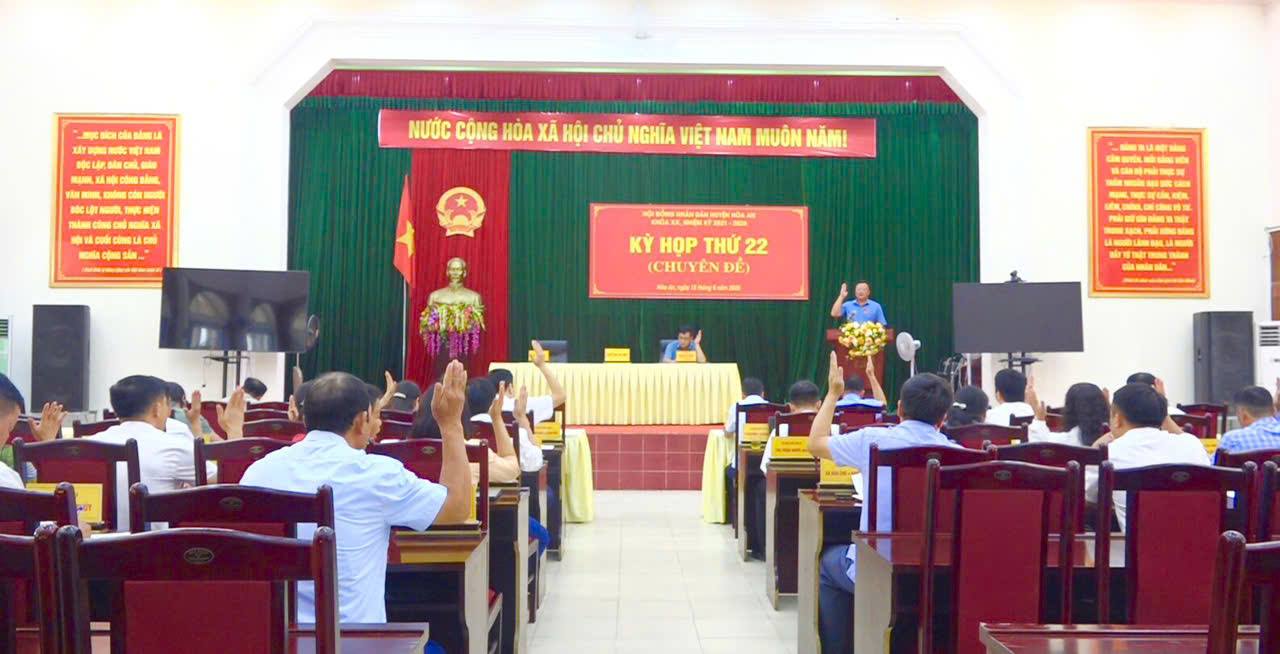 Các đại biểu biểu quyết thông qua Nghị quyết tại Kỳ họp.