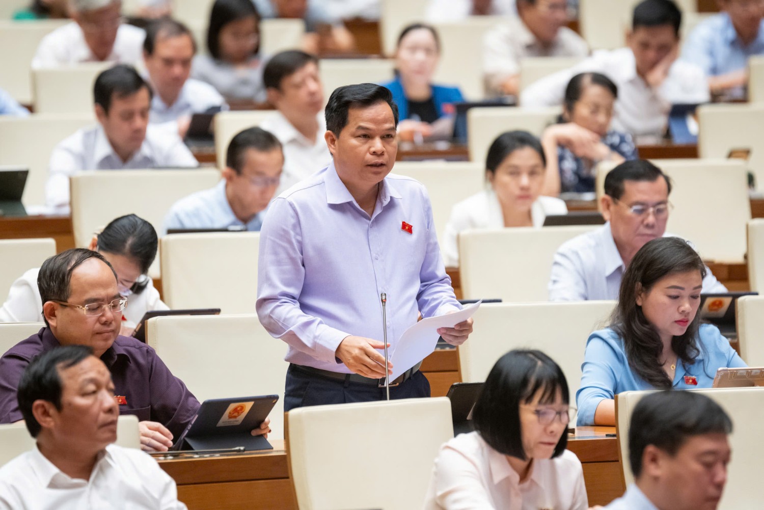 Đại biểu Bế Minh Đức phát biểu tại hội trường