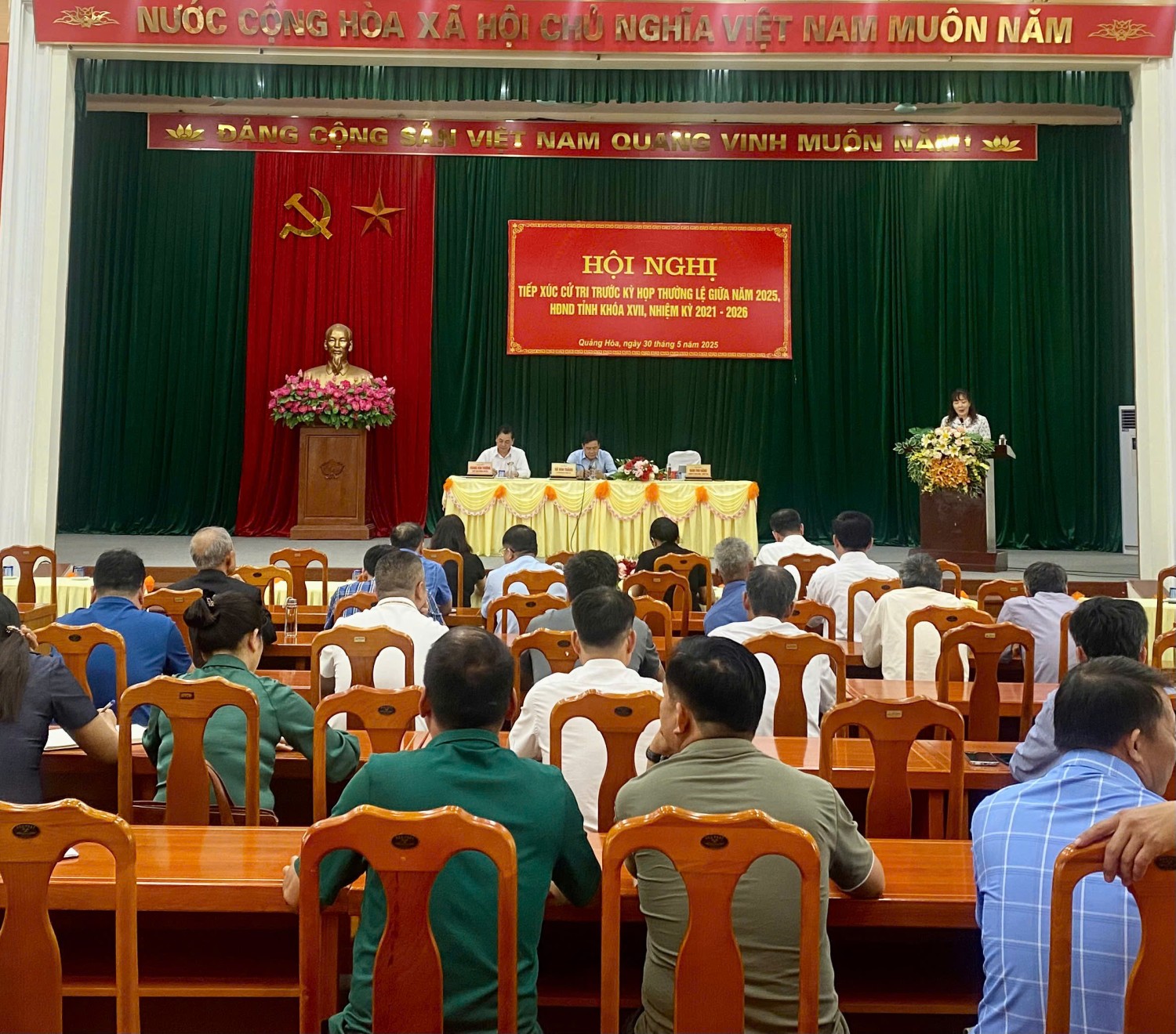 Toàn cảnh hội nghị tiếp xúc cử tri huyện Quảng Hòa