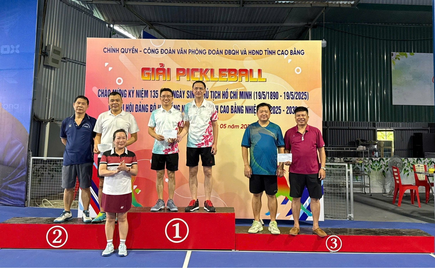 Lãnh đạo Thường trực HĐND tỉnh trao giải cho các vận động viên đạt giải