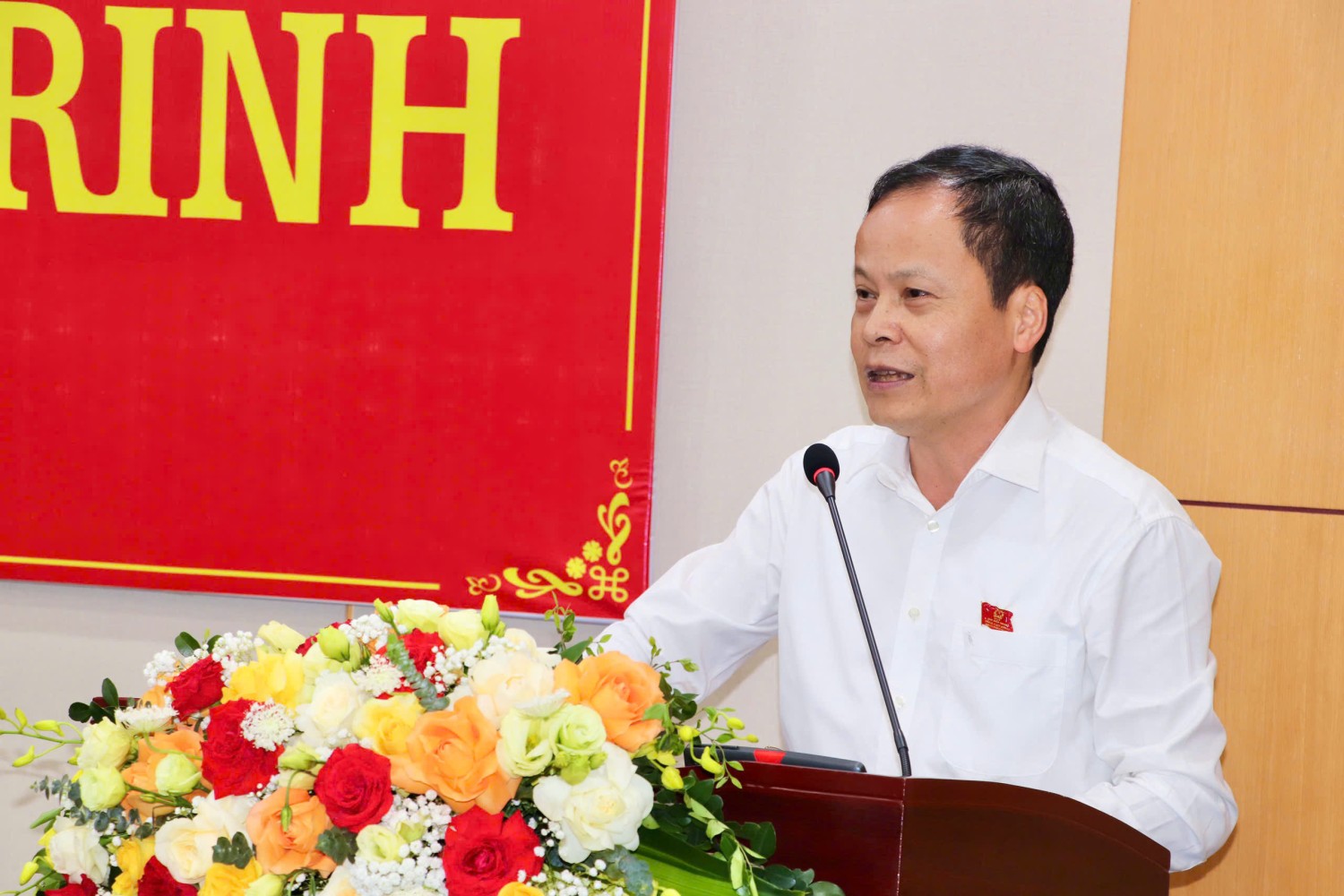 Phó Chủ tịch HĐND tỉnh Nông Thanh Tùng phát biểu khai mạc phiên họp giải trình tháng 5/2025