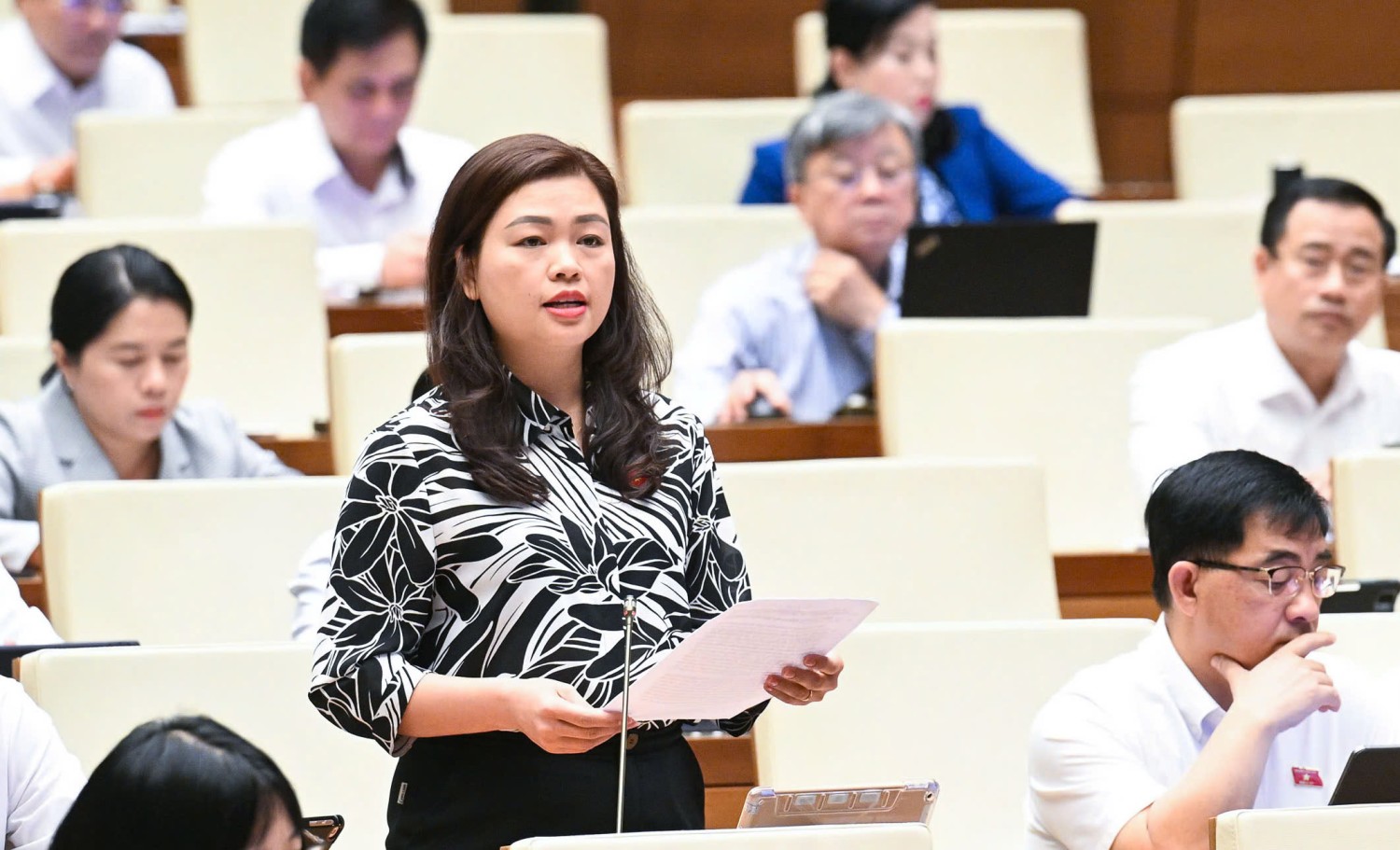 Đại biểu Quốc hội tỉnh Đoàn Thị Lê An phát biểu thảo luận tại hội trường