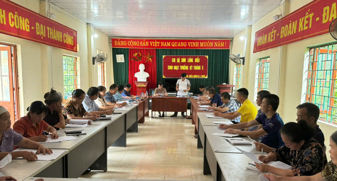 Toàn cảnh buổi sinh hoạt chi bộ tại xóm Lũng Diểu, xã Trương Lương