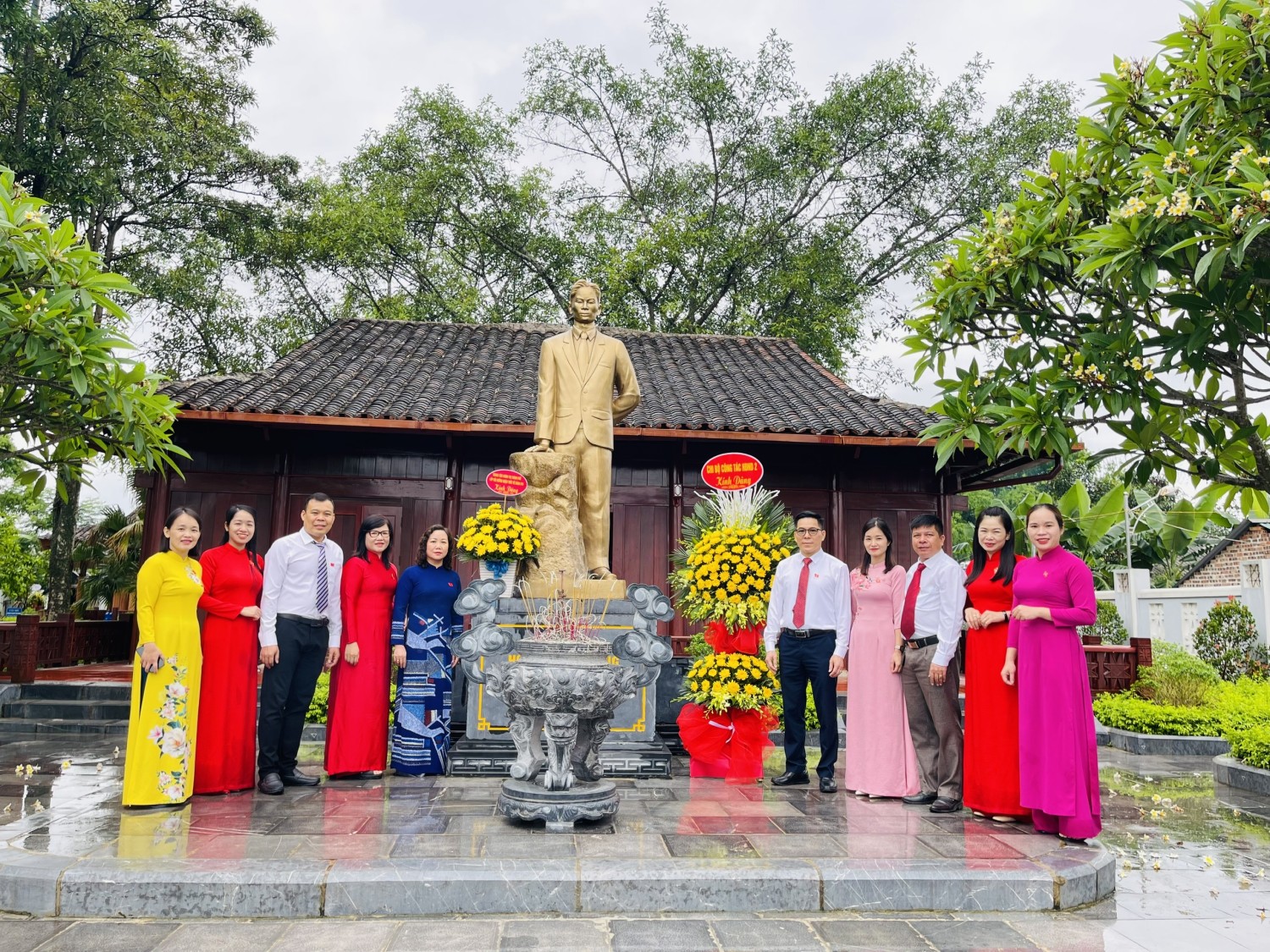 Chi bộ Công tác Hội đồng nhân dân 2 chụp ảnh lưu niệm tại Khu tưởng niệm đồng chí Hoàng Đình Giong