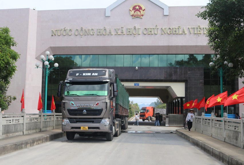 Xuất nhập khẩu hàng hóa tại Cửa khẩu quốc tế Tà Lùng.