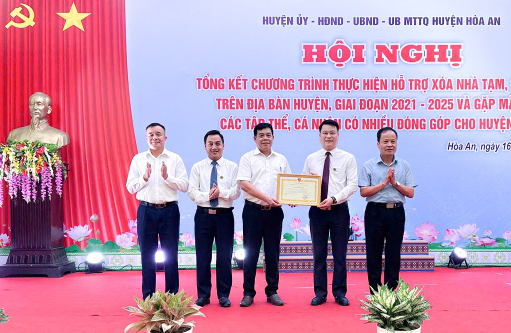 Phó Chủ tịch HĐND tỉnh Nông Thanh Tùng trao Bằng khen của Chủ tịch UBND tỉnh tặng Đảng bộ, chính quyền và nhân dân huyện Hòa An có thành tích xuất sắc trong phong trào xóa nhà tạm, nhà dột nát.