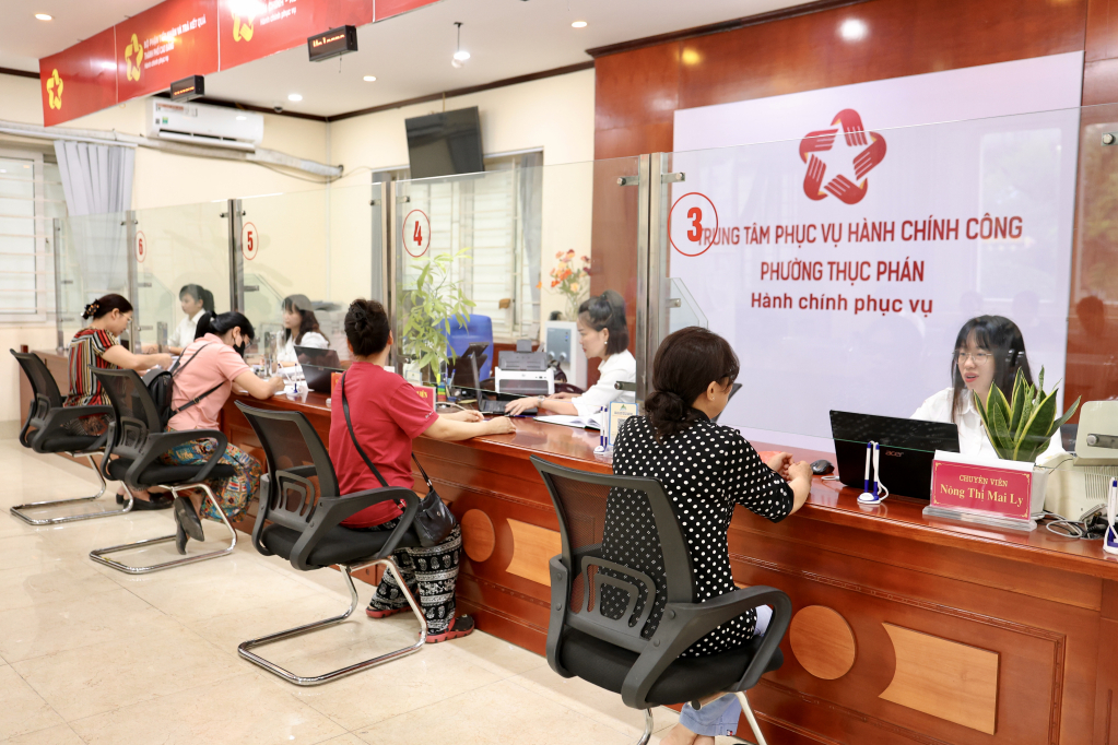 Người dân đến giải quyết hồ sơ, thủ tục hành chính tại Trung tâm Phục vụ Hành chính công phường Thục Phán.