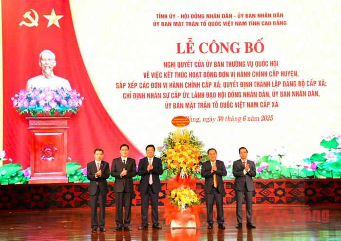 Bộ trưởng Bộ Xây dựng Trần Hồng Minh chúc mừng tỉnh Cao Bằng.