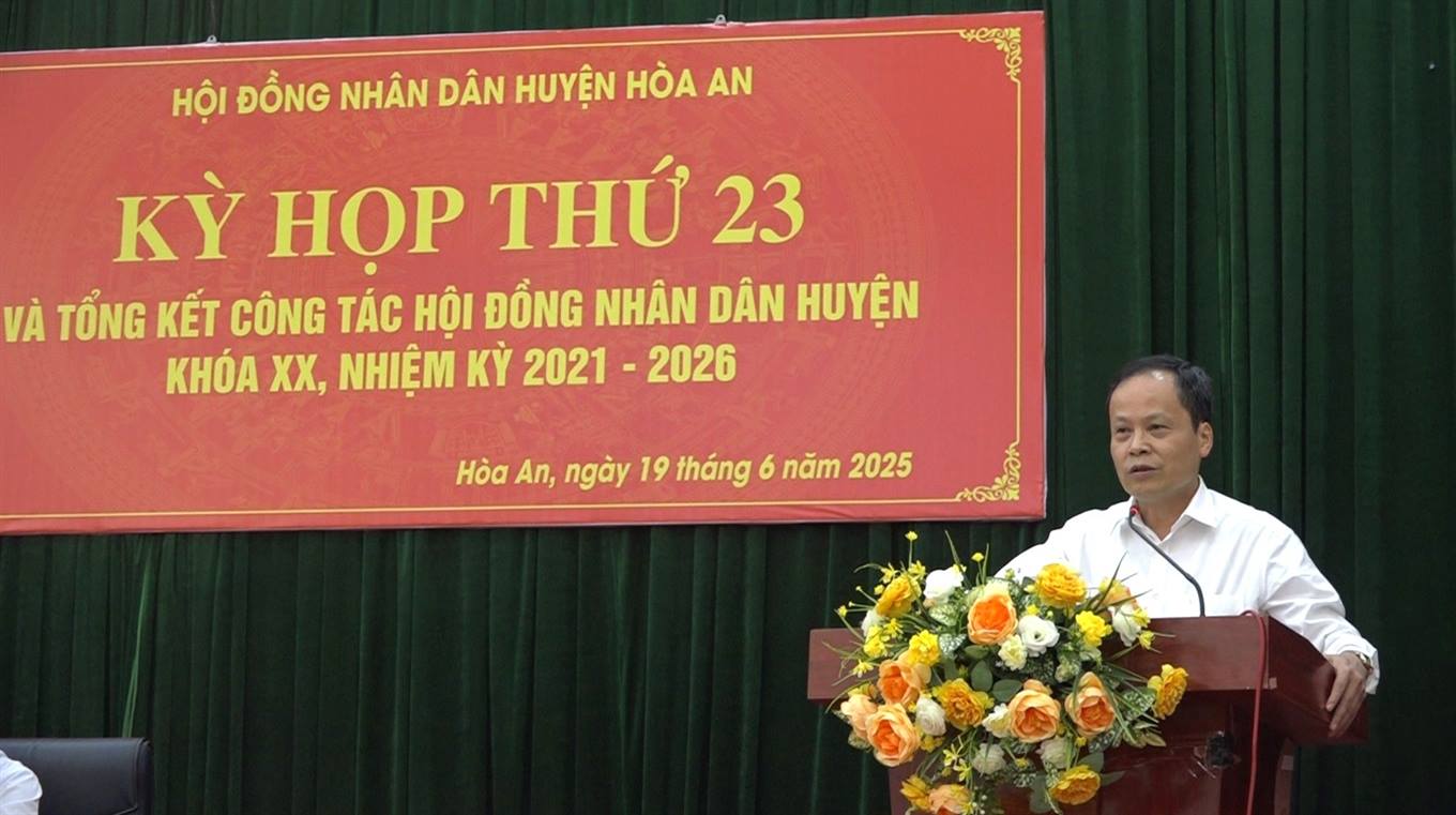 Đồng chí Nông Thanh Tùng, Ủy viên BTV Tỉnh ủy, Phó Chủ tịch HĐND tỉnh phát biểu chỉ đạo tại kỳ họp.
