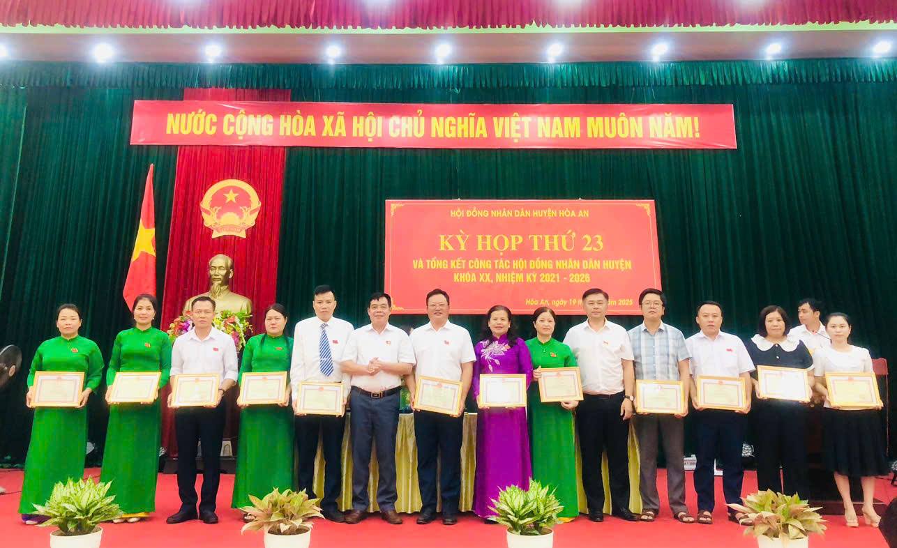 ảnh khen thưởng các cá nhân có thành tích trong hoạt động HĐND khóa XX