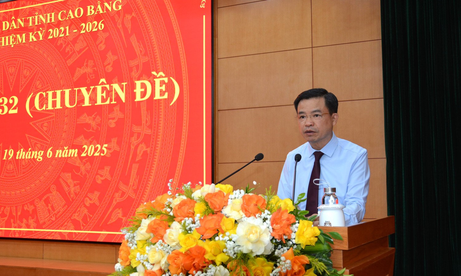 Đồng chí Bế Thanh Tịnh, Chủ tịch HĐND tỉnh, Trưởng Ban Tuyên giáo và Dân vận Tỉnh ủy kết luận kỳ họp.