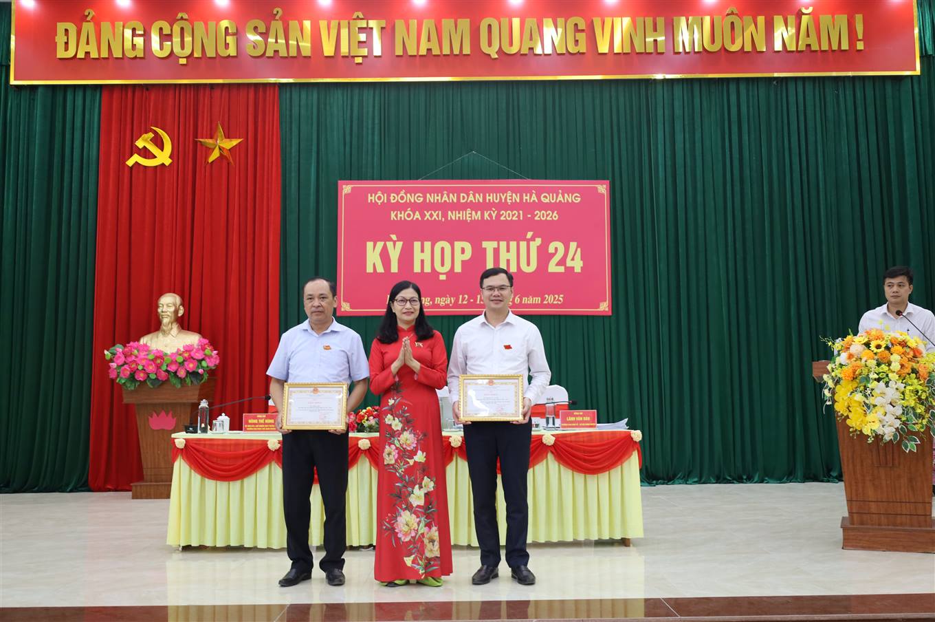 Đồng chí Nguyễn Thị Phương phó chủ tịch UBND huyện trao giấy khen cho 2 tập thể có thành tích xuất sắc trong công tắc hội đồng nhân dân huyện nhiệm kỳ 2021 2026