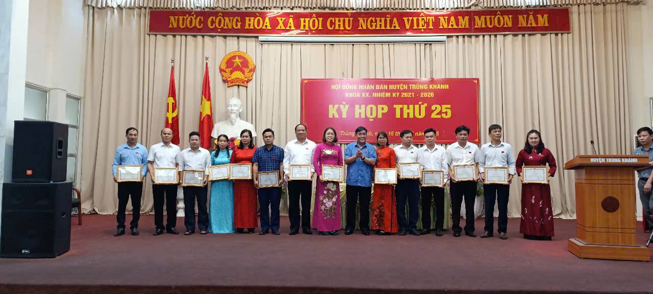 Lãnh đạo UBND huyện tặng giấy khen cho các cá nhân có thành tích tiêu biểu trong công tác phối hợp tham mưu phục vụ các hoạt động của HĐND huyện nhiệm kỳ 2021 – 202