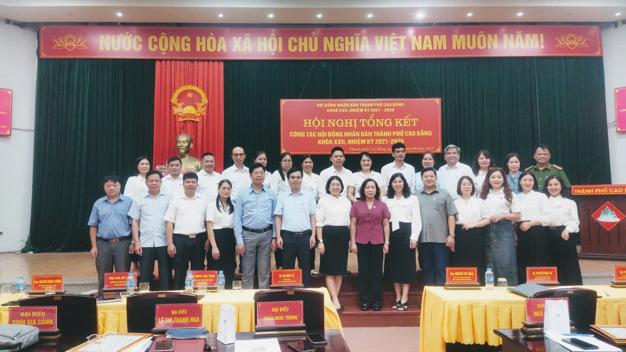 Đ/c Hà Nhật Lệ, Phó Chủ tịch HĐND tỉnh và Lãnh đạo các Ban HĐND tỉnh chụp ảnh lưu niệm với HĐND Thành phố Cao Bằng