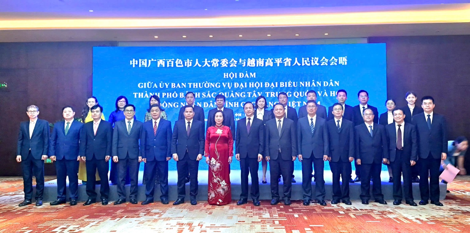 Các đại biểu dự cuộc Hội đàm giữa Đoàn đại biểu HĐND tỉnh Cao Bằng và Ủy ban Thường vụ Đại hội đại biểu nhân dân thành phố Bách Sắc, Khu tự trị dân tộc Choang Quảng Tây, Trung Quốc