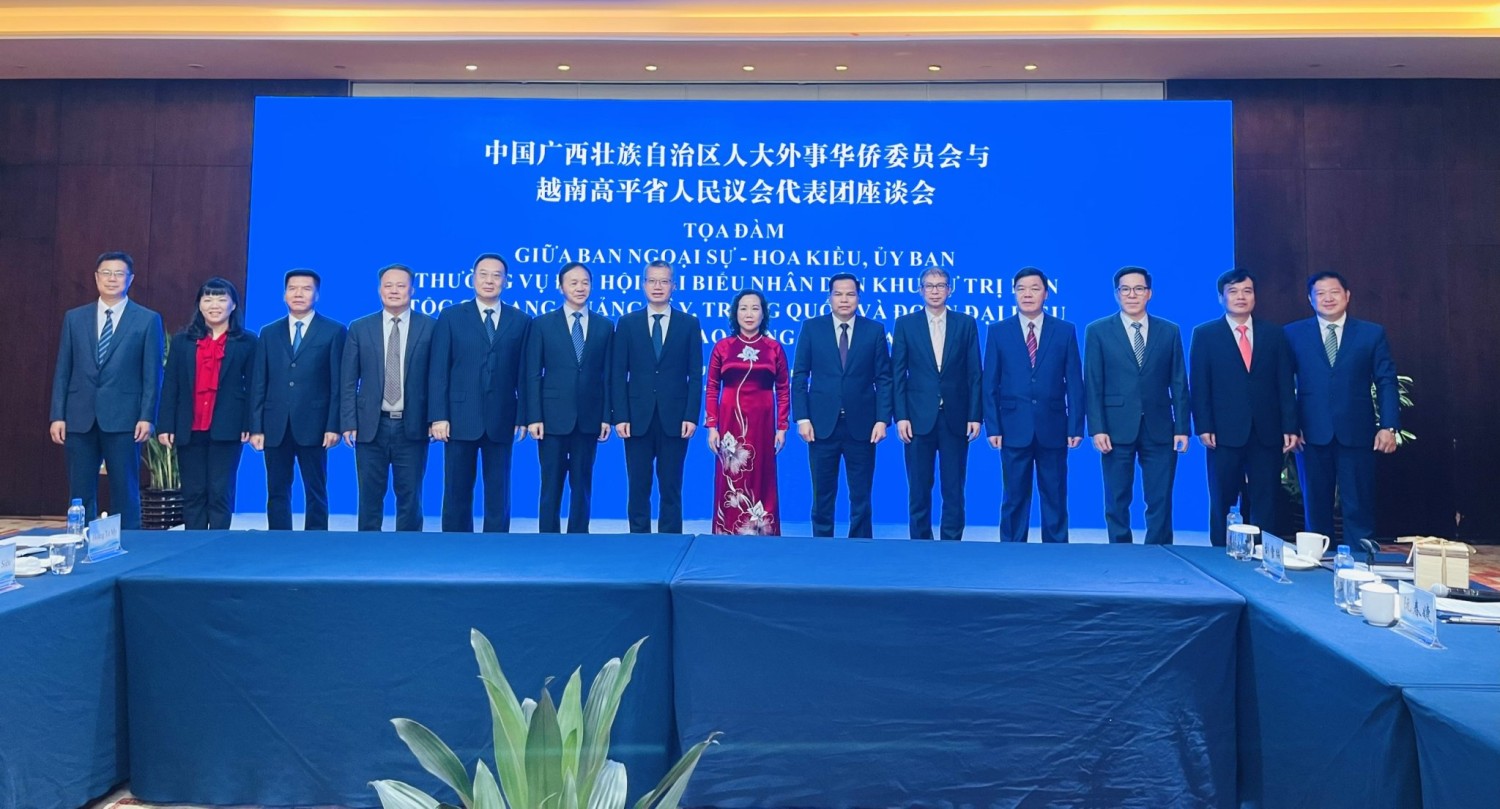 Các đại biểu dự buổi tọa đàm giữa Đoàn đại biểu HĐND tỉnh Cao Bằng với Ban Ngoại sự, Hoa kiều Nhân Đại Khu tự trị dân tộc Choang Quảng Tây