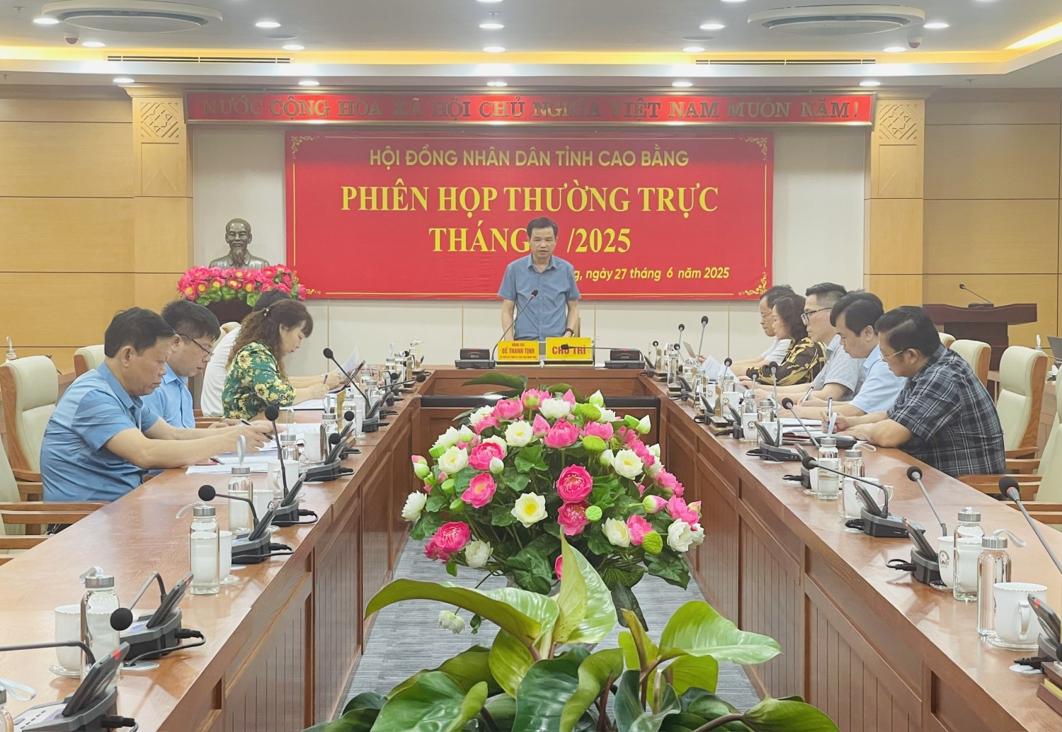 Đồng chí Bế Thanh Tịnh - Ủy viên BTV Tỉnh uỷ, Chủ tịch HĐND tỉnh chủ trì phiên họp