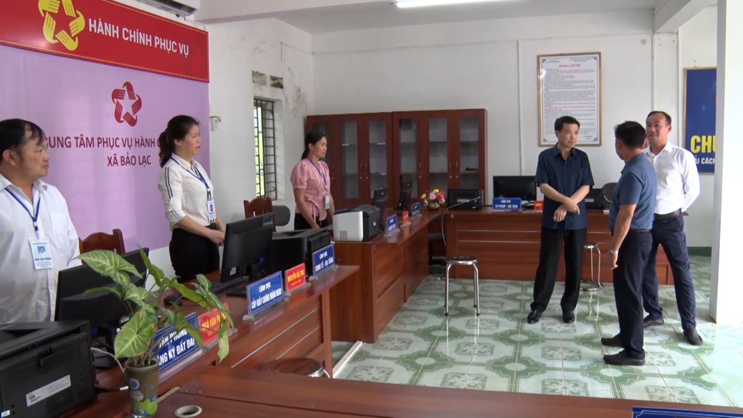 Đoàn công tác của tỉnh kiểm tra thực tế tại Trung tâm Phục vụ hành chính công xã Bảo Lạc.