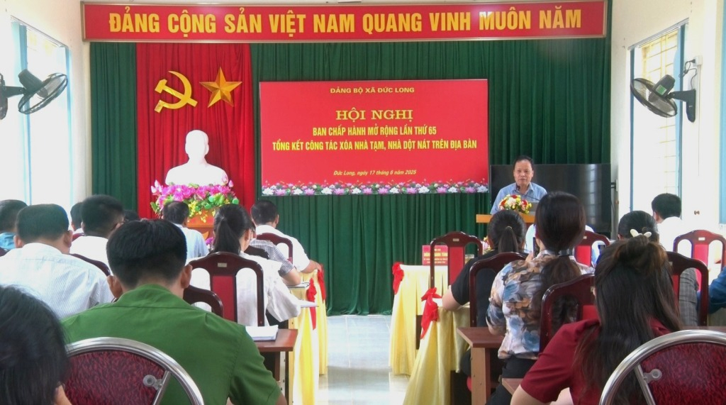 Phó Chủ tịch HĐND tỉnh Nông Thanh Tùng phát biểu tại hội nghị.