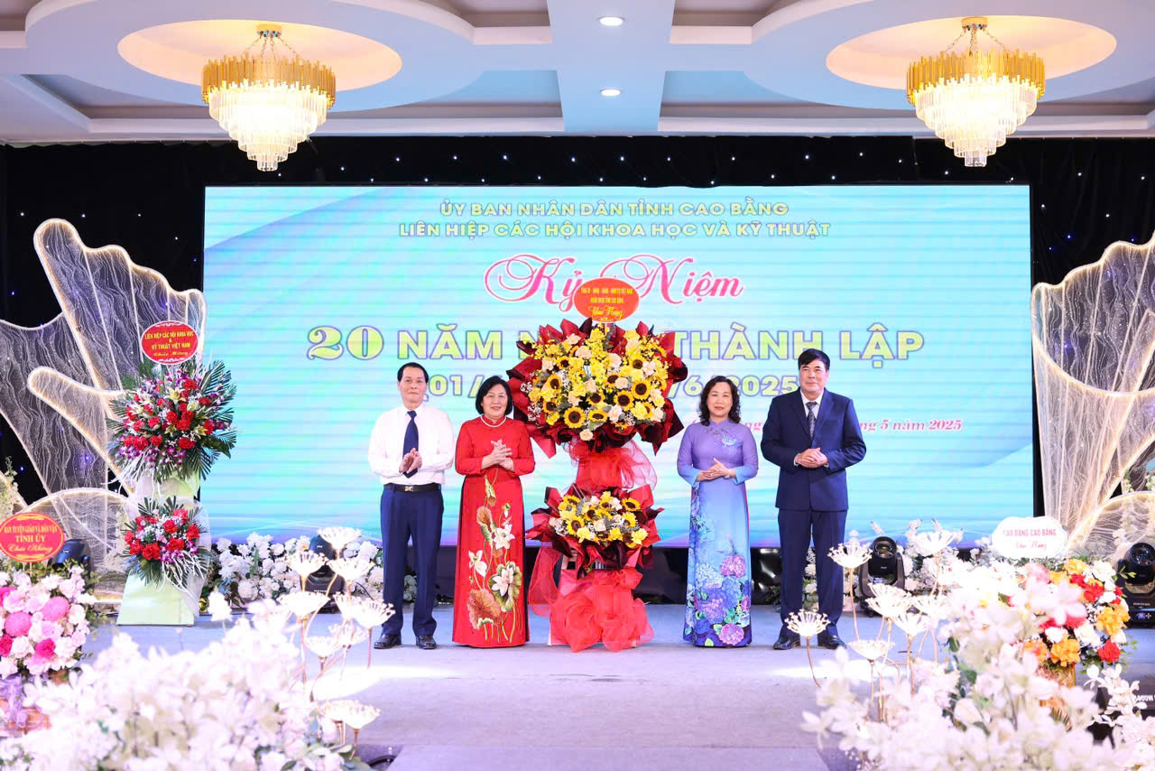 Phó Chủ tịch HĐND tỉnh Hà Nhật Lệ tặng hoa chúc mừng Liên hiệp các Hội Khoa học và Kỹ thuật tỉnh