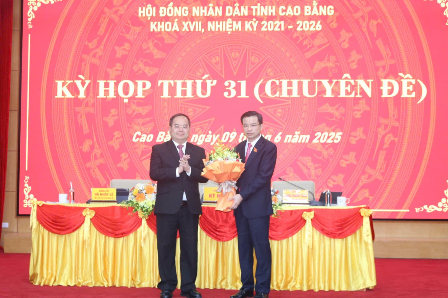 Bí thư Tỉnh ủy Quản Minh Cường chúc mừng Chủ tịch HĐND tỉnh Bế Thanh Tịnh.
