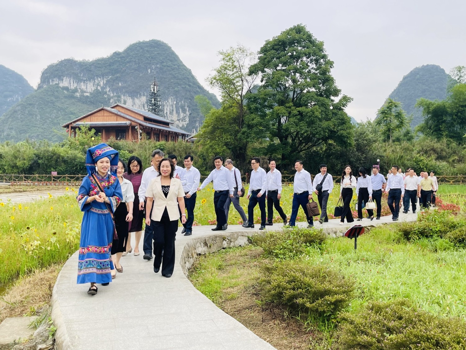 Đoàn khảo sát tình hình phát triển nông thôn, văn hóa, du lịch tại thôn Nga Tuyền, trấn Tân Tịnh, thành phố Tịnh Tây, Quảng Tây (Trung Quốc)