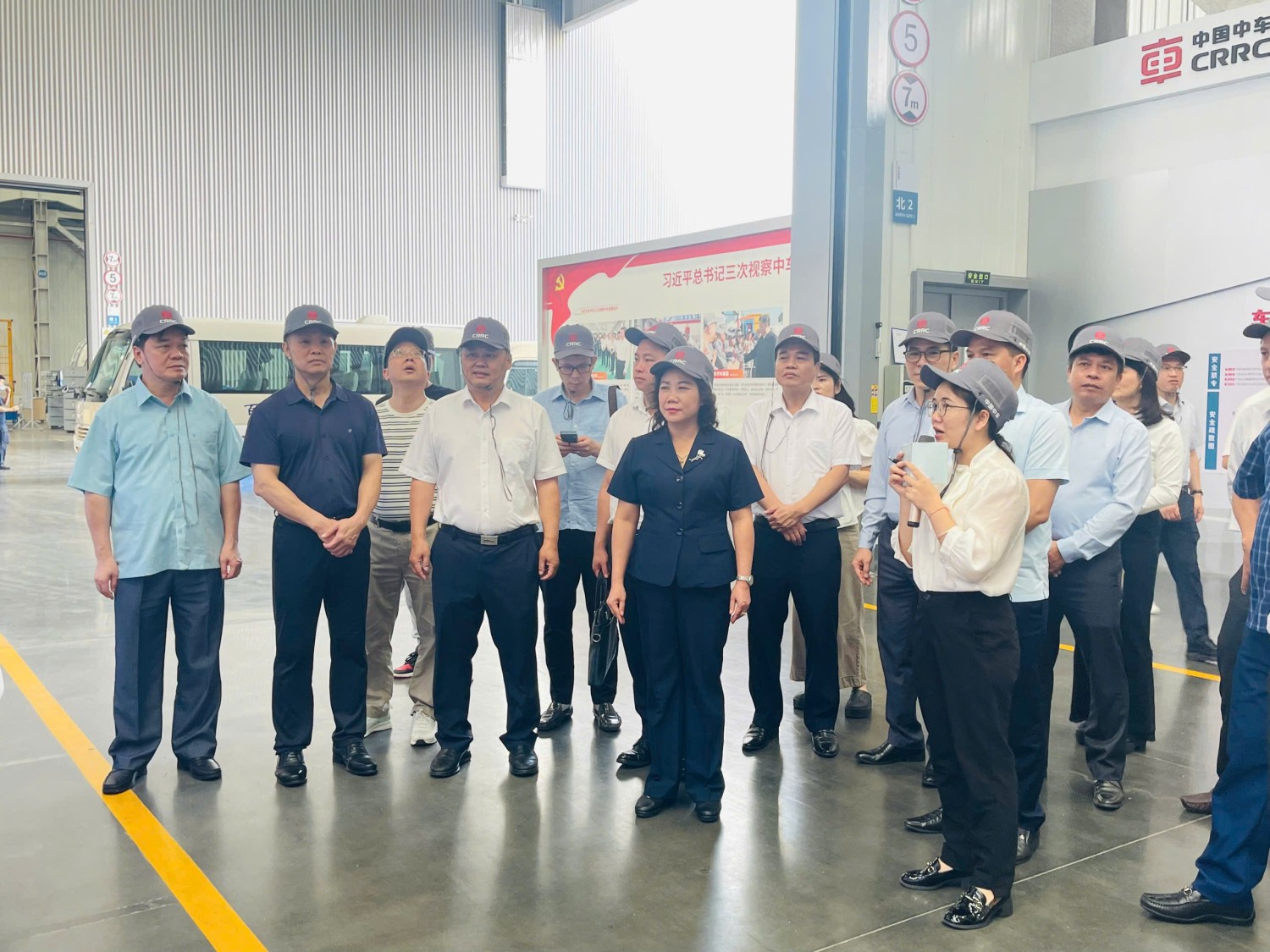 Đoàn khảo sát tại Công ty TNHH Trang thiết bị năng lượng mới Trung Xa, thành phố Bách Sắc