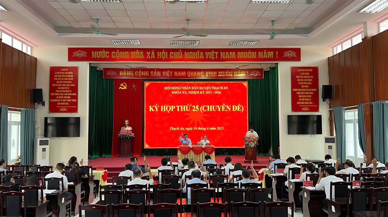 Kỳ họp biểu quyết thông qua các Nghị quyết