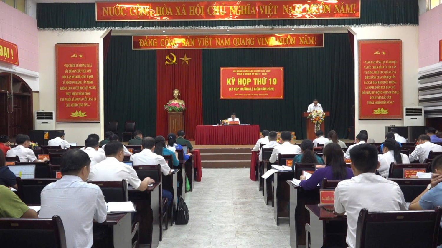 Toàn cảnh kỳ họp