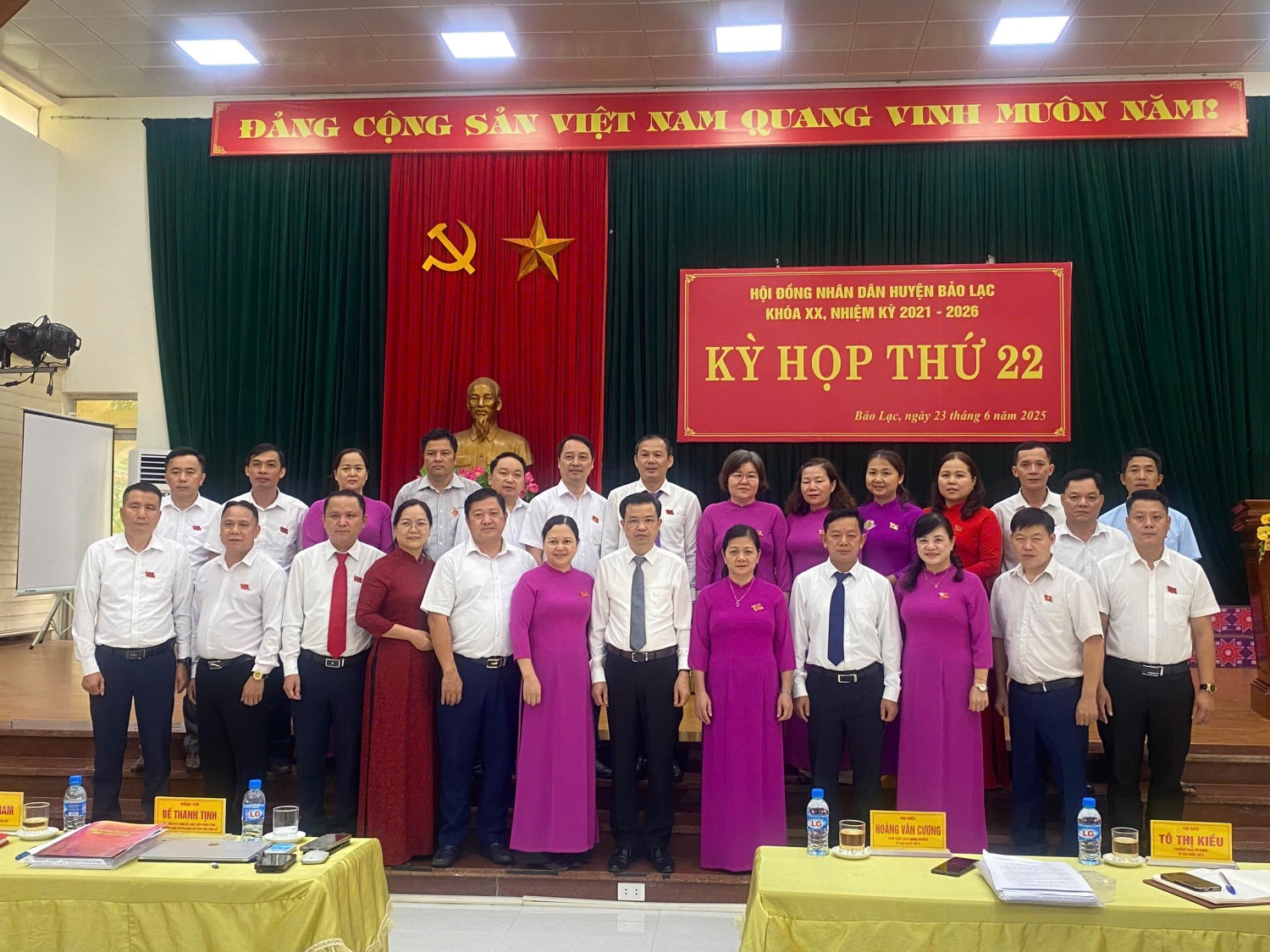 Các đại biểu tham dự kỳ họp thứ 22 HĐND huyện