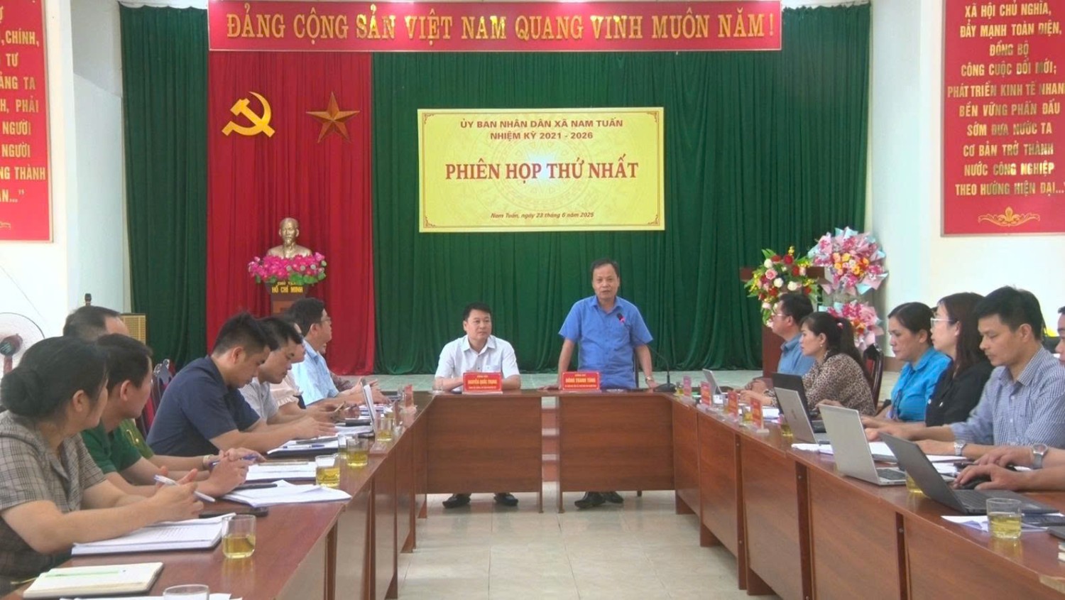 Đồng chí Nông Thanh Tùng, Ủy viên Ban Thường vụ Tỉnh ủy, Phó Chủ tịch HĐND tỉnh phát biểu tại buổi vận hành thử nghiệm tại UBND xã Nam Tuấn